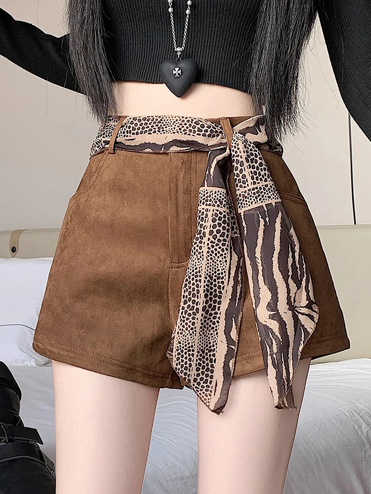 Thick velvet wide leg shorts for women's autumn and winter 2025 new high waisted and slimming A-line casual short pants
Thick velvet wide leg shorts for women's autumn and winter 2025 new high waisted and slimming A-line casual short pants