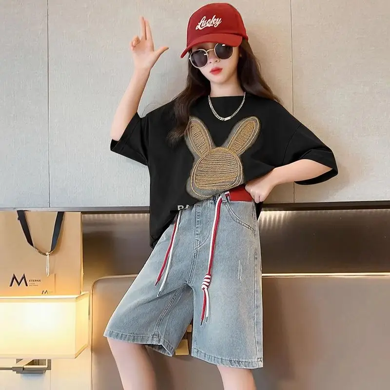 Girls Suit Summer 2024 New Short-sleeved Cute Design Top + Denim Shorts 2-piece Set for Casual Wear Loungewear Outfit
Girls Suit Summer 2024 New Short-sleeved Cute Design Top + Denim Shorts 2-piece Set for Casual Wear Loungewear Outfit
