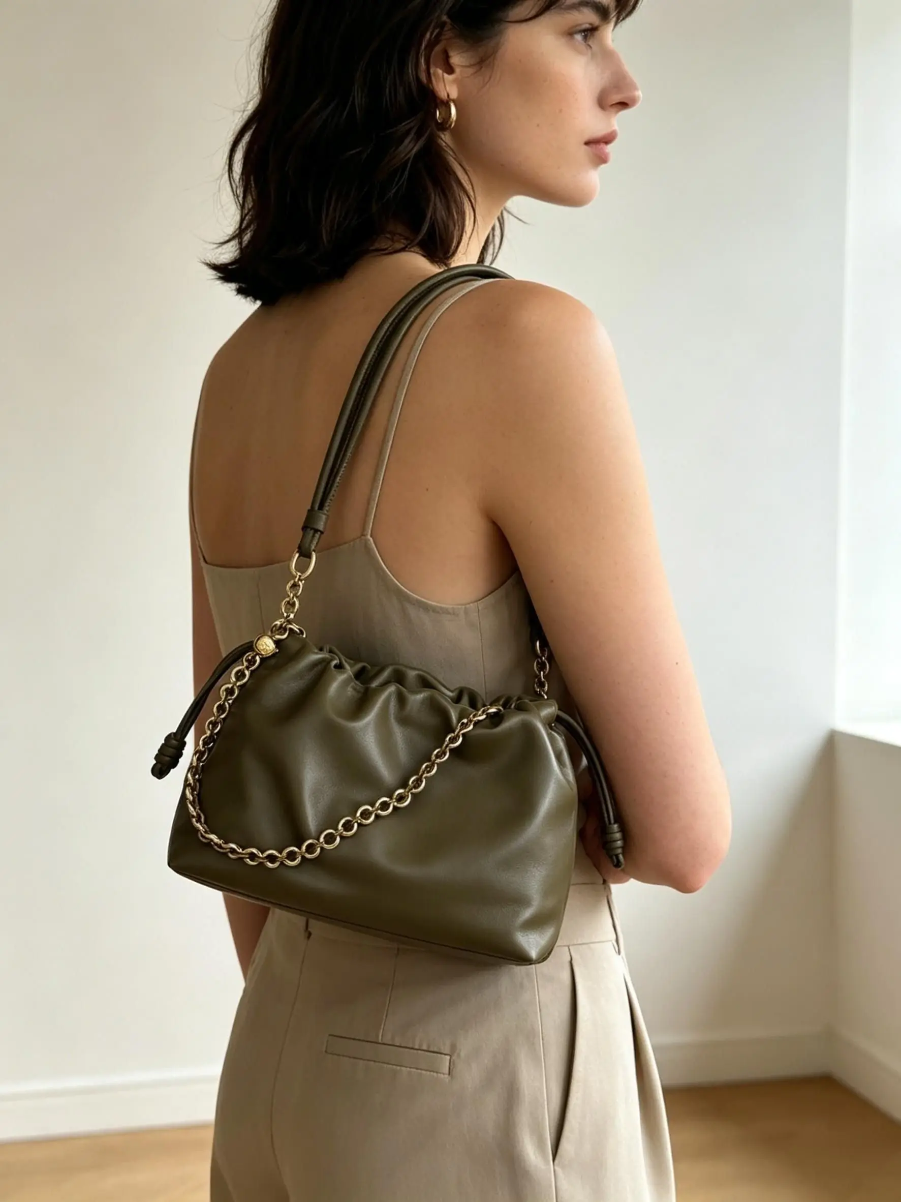 Designer stylish high-end textured leather cloud bag, luxurious ladies' high-quality shoulder and crossbody bag
Designer stylish high-end textured leather cloud bag, luxurious ladies' high-quality shoulder and crossbody bag