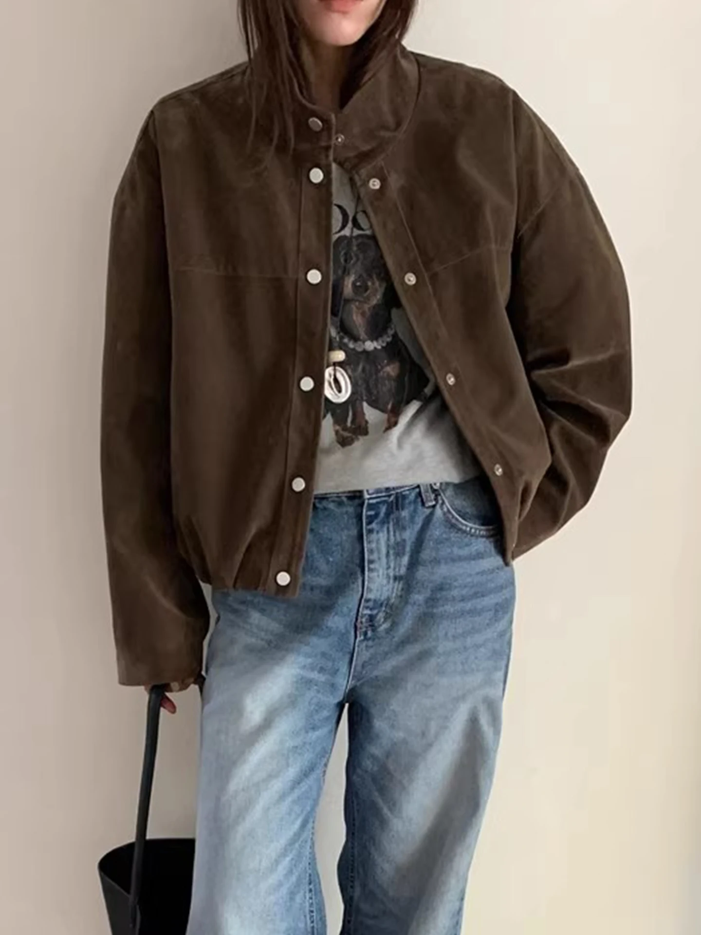 Кожаное бархатное длинное пальто в стиле ретро, женское свободное пальто с воротником-стойкой, осеннее новое универсальное пальто на пуговицах
Кожаное бархатное длинное пальто в стиле ретро, женское свободное пальто с воротником-стойкой, осеннее новое универсальное пальто на пуговицах