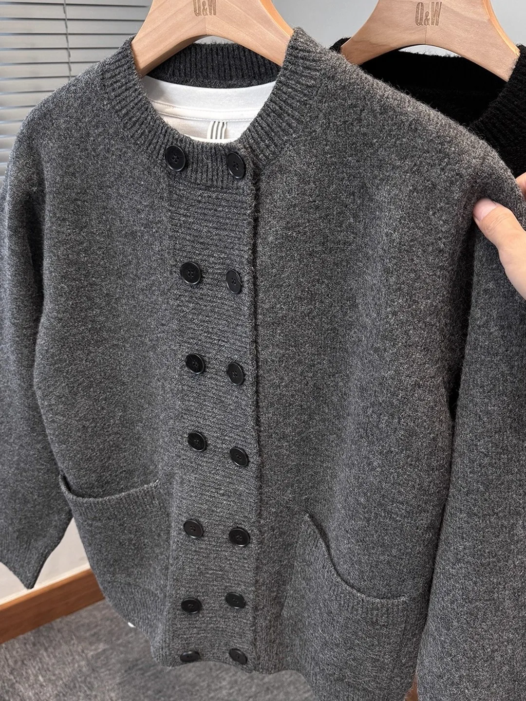 Men's Casual Knitted Cardigan Double Button Loose Fit Winter Outerwear Soft Polyester Long Sve Warm Faionable Coat
Men's Casual Knitted Cardigan Double Button Loose Fit Winter Outerwear Soft Polyester Long Sve Warm Faionable Coat