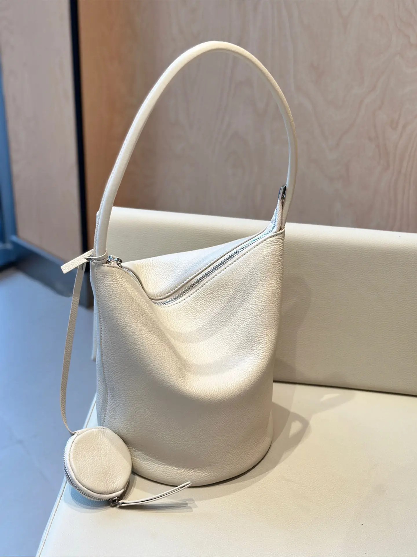 Genuine Cowhide Women's Bucket Bag, Underarm & Crossbody Bag, Elegant Minimalist Designer Handbag for Spring Summer
Genuine Cowhide Women's Bucket Bag, Underarm & Crossbody Bag, Elegant Minimalist Designer Handbag for Spring Summer
