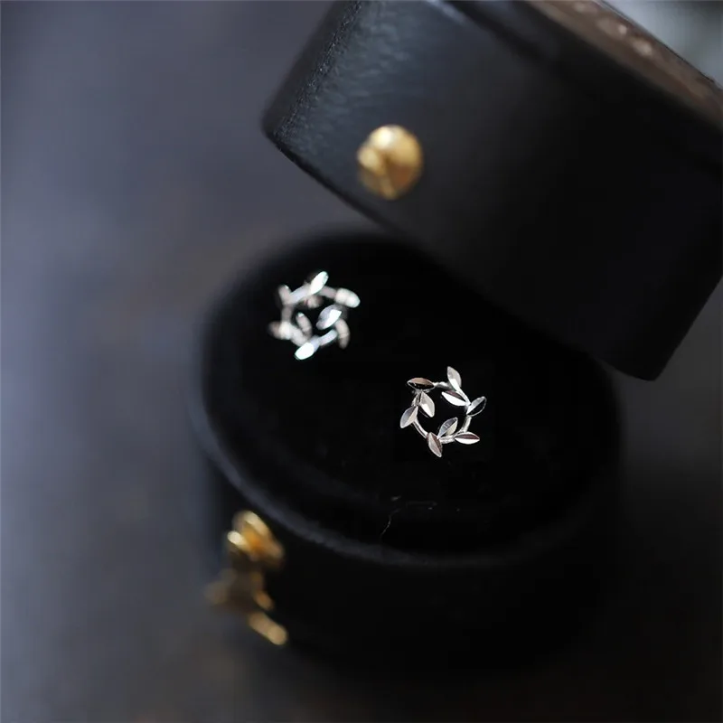 S925 Silver Plated 18K Gold Small Geometric Leaf Stud Earrings For Women Versatile For Daily Use Student Jewelry
S925 Silver Plated 18K Gold Small Geometric Leaf Stud Earrings For Women Versatile For Daily Use Student Jewelry