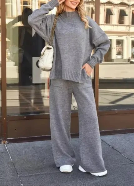 Новый женский повседневный свободный однотонный вязаный свитер с круглым вырезом и прямые брюки на осень
Новый женский повседневный свободный однотонный вязаный свитер с круглым вырезом и прямые брюки на осень