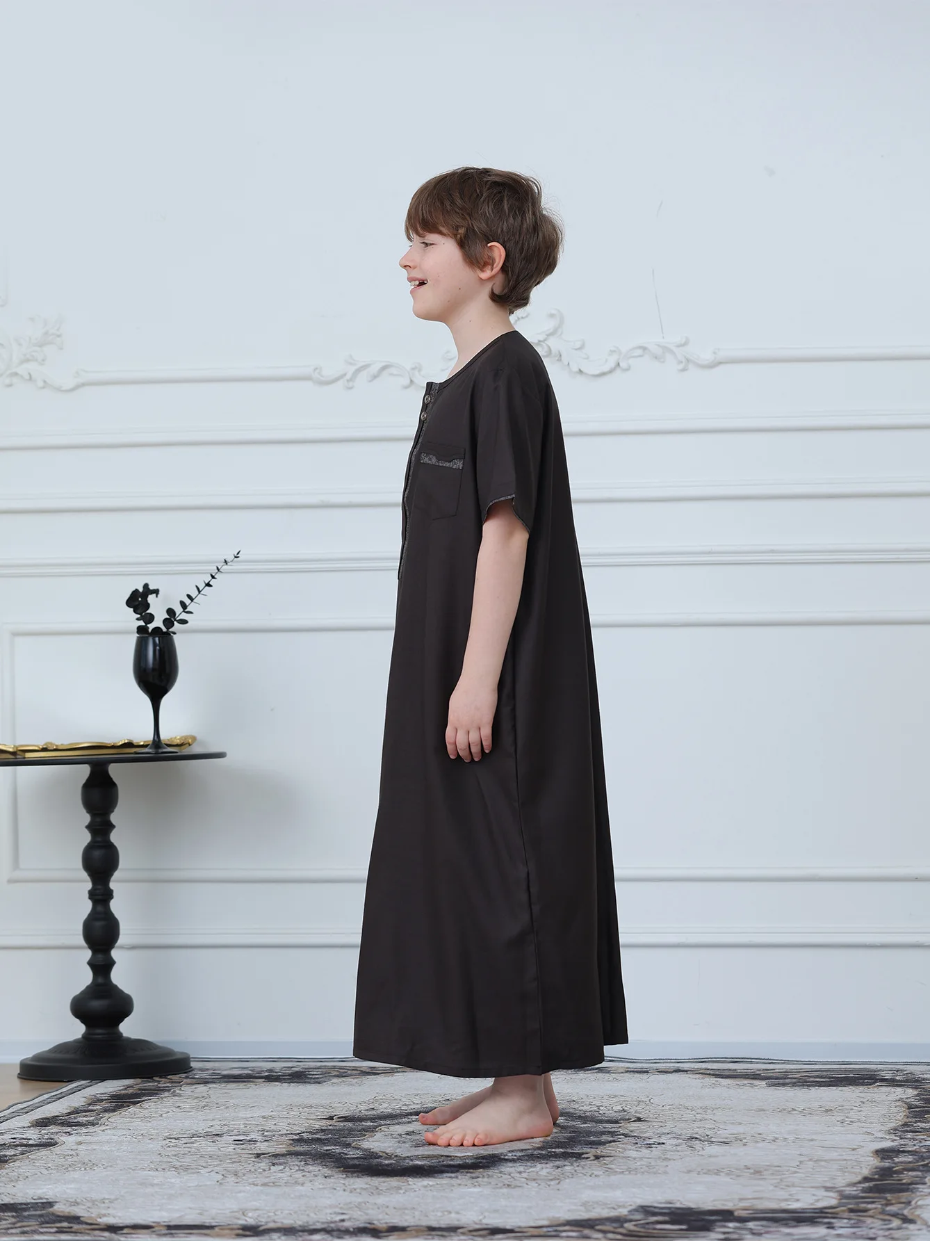 Children Muslim Boys Thobe Short Sleeve Jacquard Placket Side Pocket Loose Fit Islamic Arab Robe For Ramadan Festival Daily Wear
Children Muslim Boys Thobe Short Sleeve Jacquard Placket Side Pocket Loose Fit Islamic Arab Robe For Ramadan Festival Daily Wear