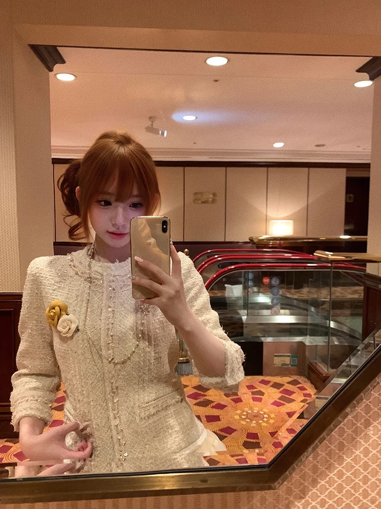 Heavy-Worked Short Coat Jacket Women's Autumn Winter Fashion Stylish round Neck Thickened Flannel Button up Top Ladies' Wear
Heavy-Worked Short Coat Jacket Women's Autumn Winter Fashion Stylish round Neck Thickened Flannel Button up Top Ladies' Wear