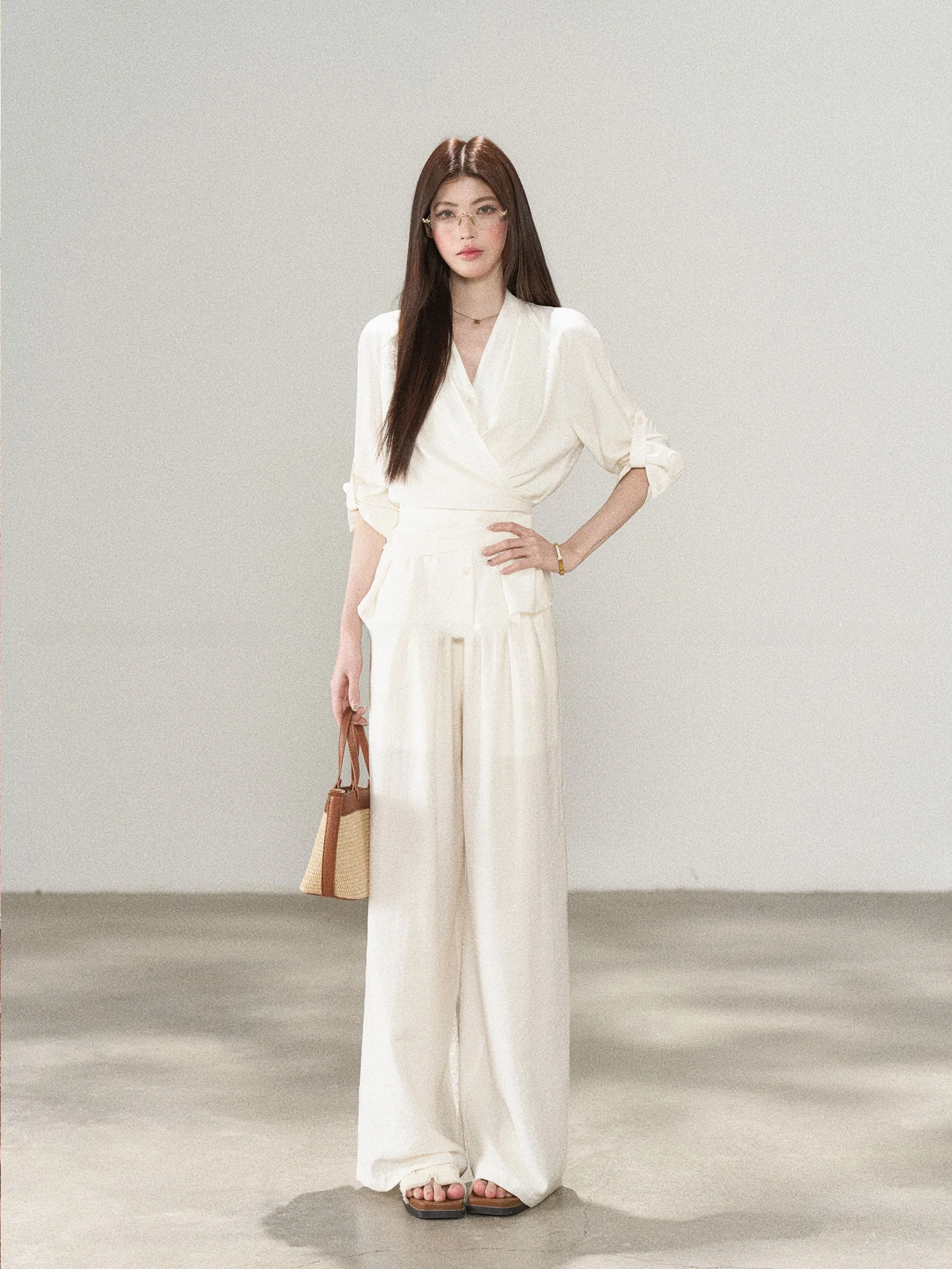 Miyamoto Sadako Elegant V-neck Waist-cinched Shirt Wide-leg Pants Two-piece Set Women's Summer High-end Commute Ensemble
Miyamoto Sadako Elegant V-neck Waist-cinched Shirt Wide-leg Pants Two-piece Set Women's Summer High-end Commute Ensemble