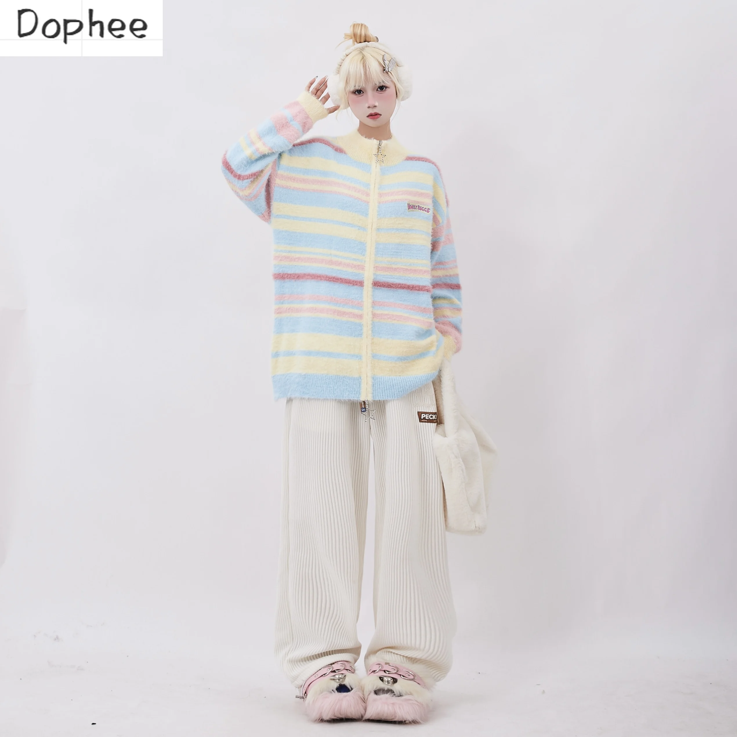 Женский трикотажный кардиган Dophee, свободный свитер в радужную полоску, на молнии, с воротником-стойкой, Осень-зима, студенческое пальто
Женский трикотажный кардиган Dophee, свободный свитер в радужную полоску, на молнии, с воротником-стойкой, Осень-зима, студенческое пальто