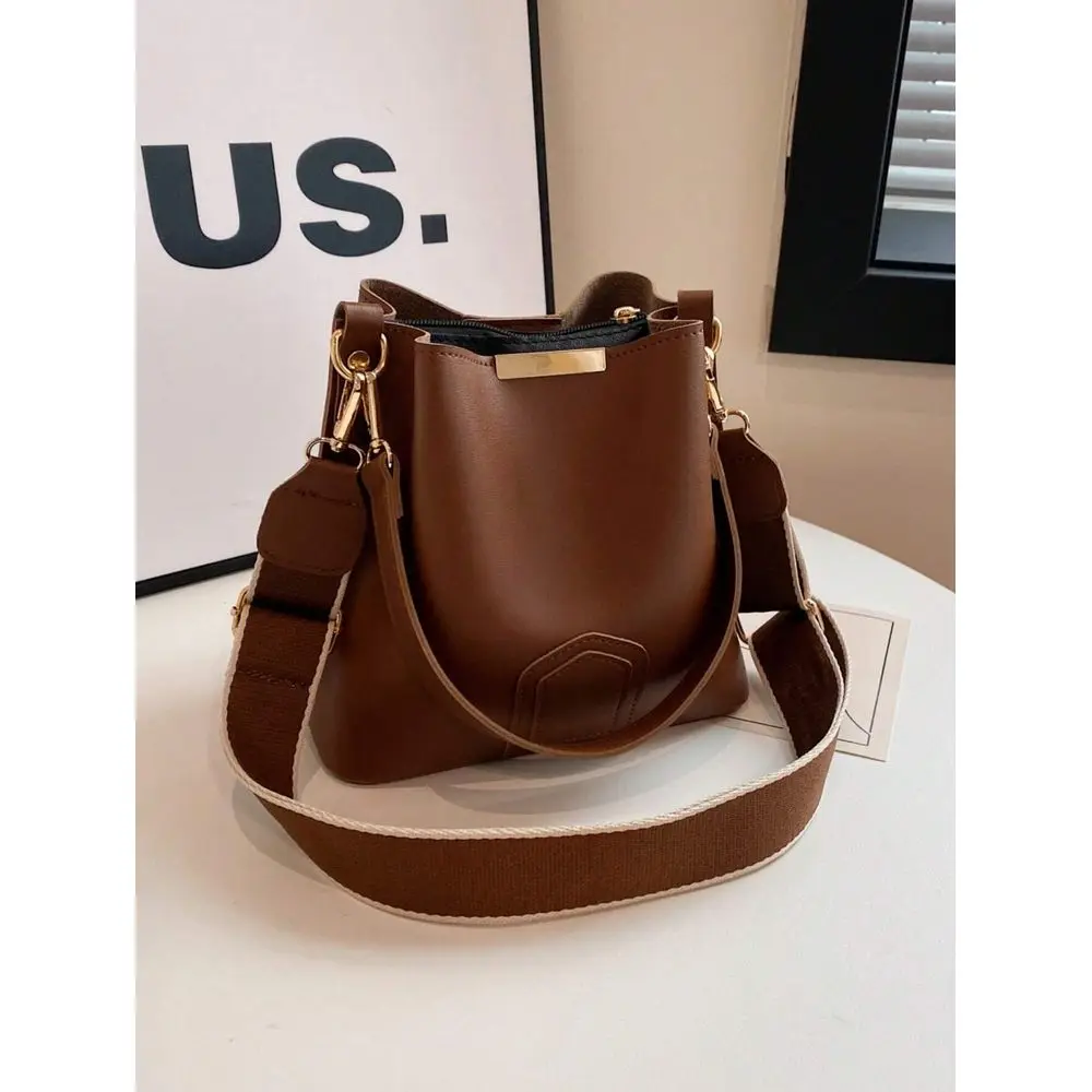 Fashionable And Unique Casual Bucket Bag, With Vintage Classic HighQuality Texture And Wide Strap, Womens Bag For Shoulder, Cro
Fashionable And Unique Casual Bucket Bag, With Vintage Classic HighQuality Texture And Wide Strap, Womens Bag For Shoulder, Cro
