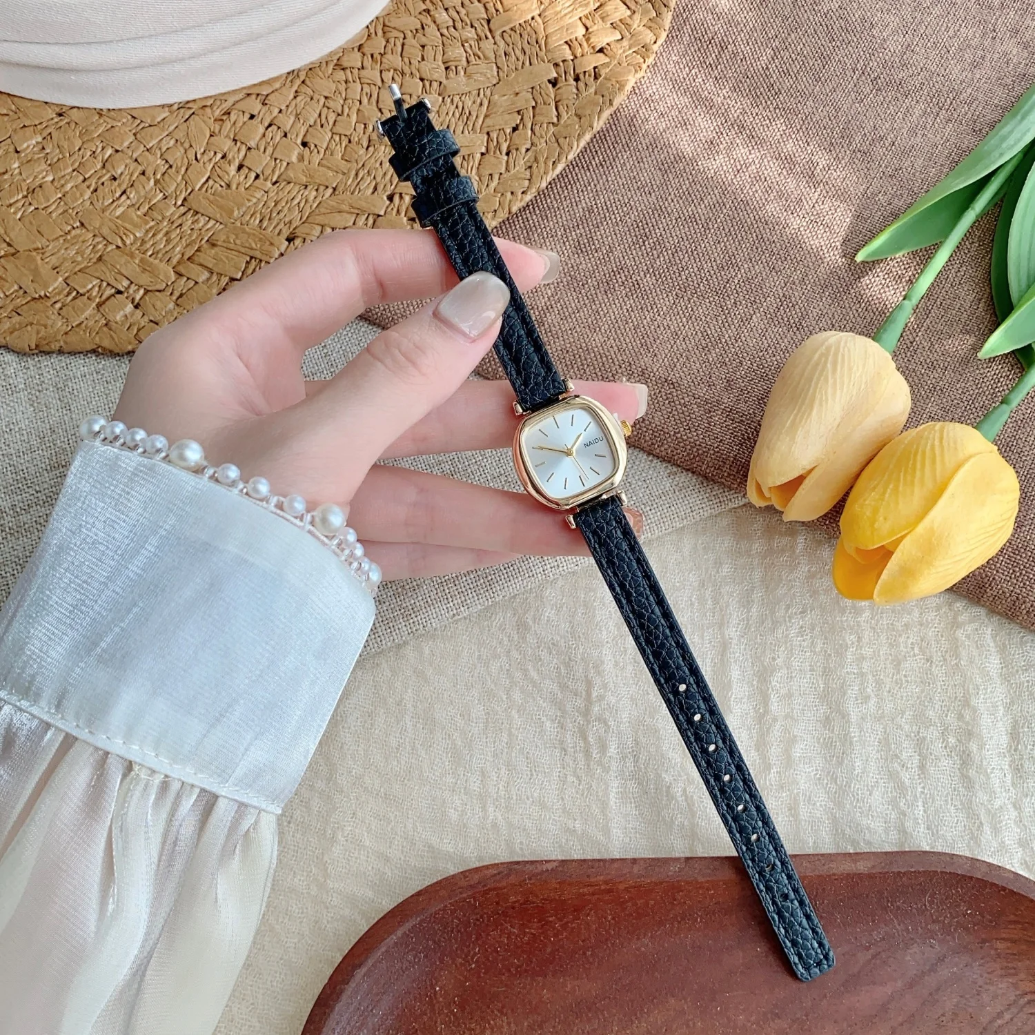 Горячая новинка: Модные женские кварцевые часы с маленьким квадратным циферблатом, кожаным ремешком, для студенток, подарок для женщин, наручные часы Relógio
Горячая новинка: Модные женские кварцевые часы с маленьким квадратным циферблатом, кожаным ремешком, для студенток, подарок для женщин, наручные часы Relógio