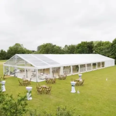 Carpa de lujo con estructura de aluminio y techo transparente para eventos, bodas, fiestas, banquetes, restaurantes, hoteles y resorts.
