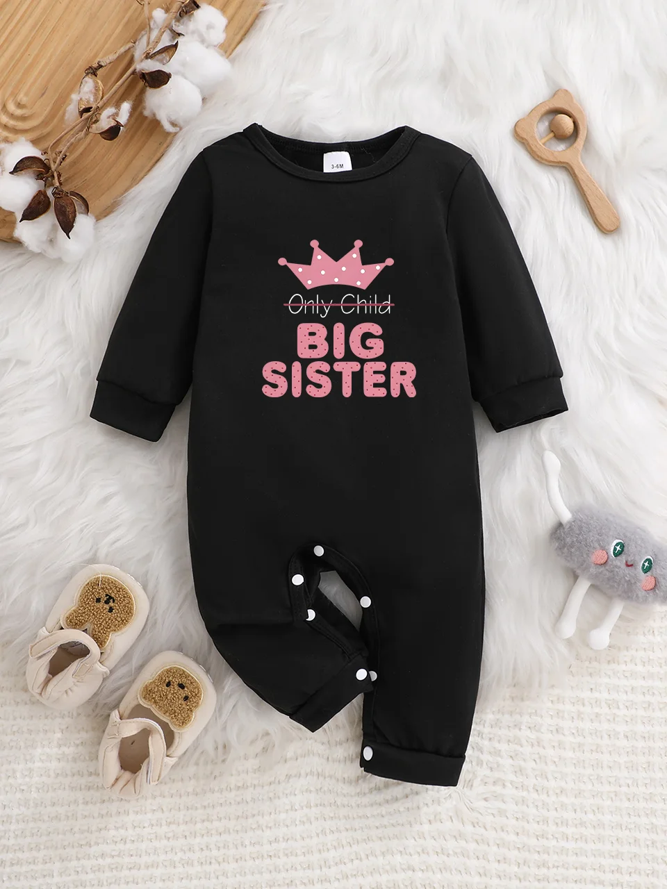 A baby long-sleeved onesie with interesting letter prints. It features a buttoned design for easy putting on and taking off
A baby long-sleeved onesie with interesting letter prints. It features a buttoned design for easy putting on and taking off