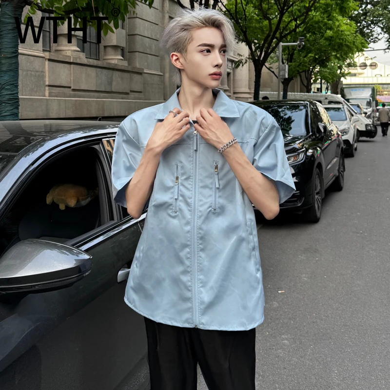 WTHT Trendy Men's Solid Color Shoulder Pads Pockets Shirts Fashion 2025 Summer Zipper Short Sleeves Lapel Tops Male 2A1393
WTHT Trendy Men's Solid Color Shoulder Pads Pockets Shirts Fashion 2025 Summer Zipper Short Sleeves Lapel Tops Male 2A1393