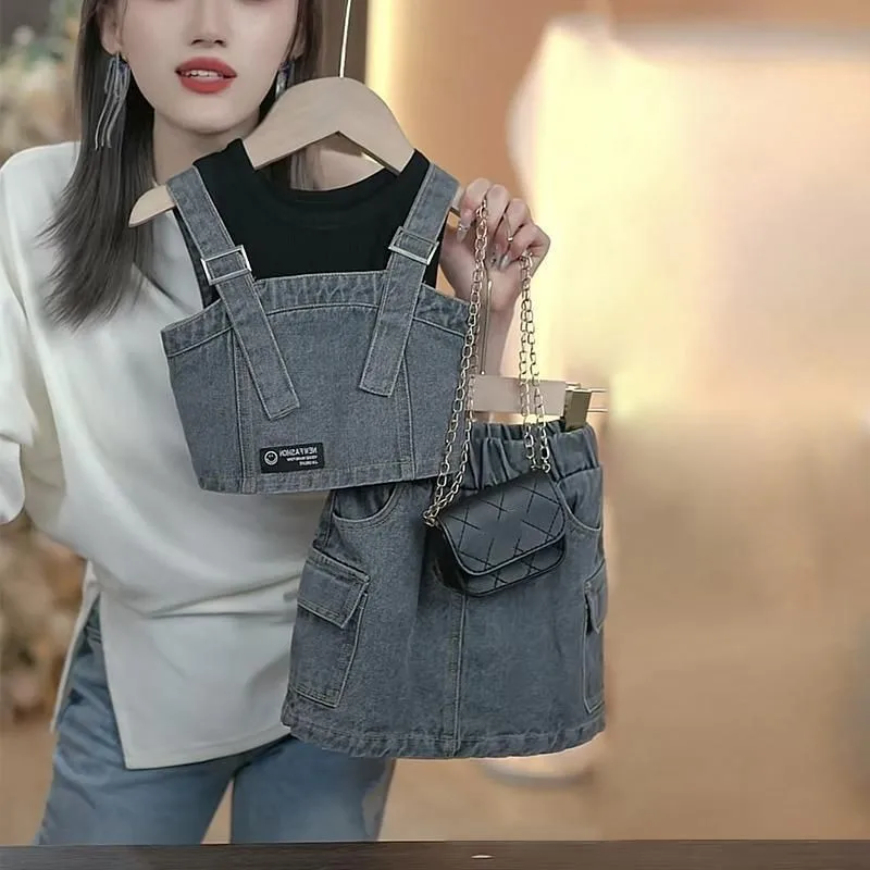 Girls' Summer Clothing Set 2025 New Fashionable Children's Sleeveless T-shirt+Tank Top+Denim Skirt 3-Piece Set
Girls' Summer Clothing Set 2025 New Fashionable Children's Sleeveless T-shirt+Tank Top+Denim Skirt 3-Piece Set