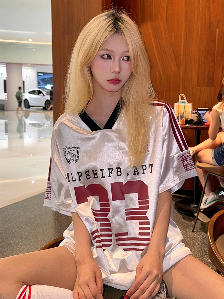 Number Print Jersey Style T-shirt 2024 Women's Summer Patchwork Letter Print Casual V-neck Short Sleeved Breathable Sports Top
Number Print Jersey Style T-shirt 2024 Women's Summer Patchwork Letter Print Casual V-neck Short Sleeved Breathable Sports Top