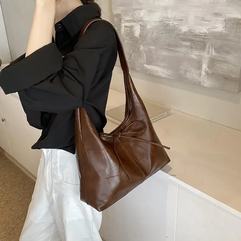 Винтажная однотонная большая сумка, повседневная женская универсальная пригородная сумка на плечо, большая вместительная сумка из мягкой кожи с текстурой подмышками
Винтажная однотонная большая сумка, повседневная женская универсальная пригородная сумка на плечо, большая вместительная сумка из мягкой кожи с текстурой подмышками