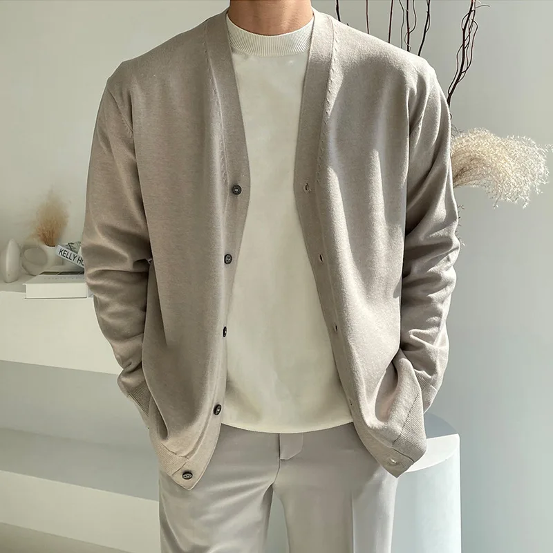 2025 Новый свитер с v-образным вырезом, мужской корейский стиль, модный повседневный универсальный однобортный однобортный вязаный кардиган, куртка
2025 Новый свитер с v-образным вырезом, мужской корейский стиль, модный повседневный универсальный однобортный однобортный вязаный кардиган, куртка