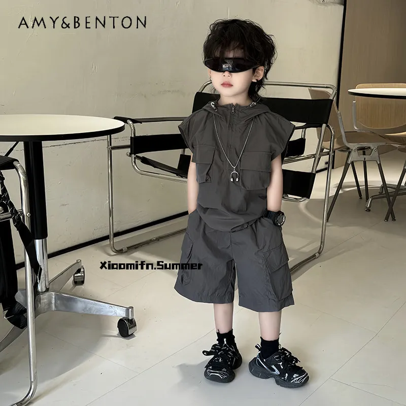 Boys Summer 2026 New Cool Streetwear Outfit Two-piece Set Older Boys Fashion Lightweight Hooded Sleeveless T-shirt and Shorts
Boys Summer 2026 New Cool Streetwear Outfit Two-piece Set Older Boys Fashion Lightweight Hooded Sleeveless T-shirt and Shorts