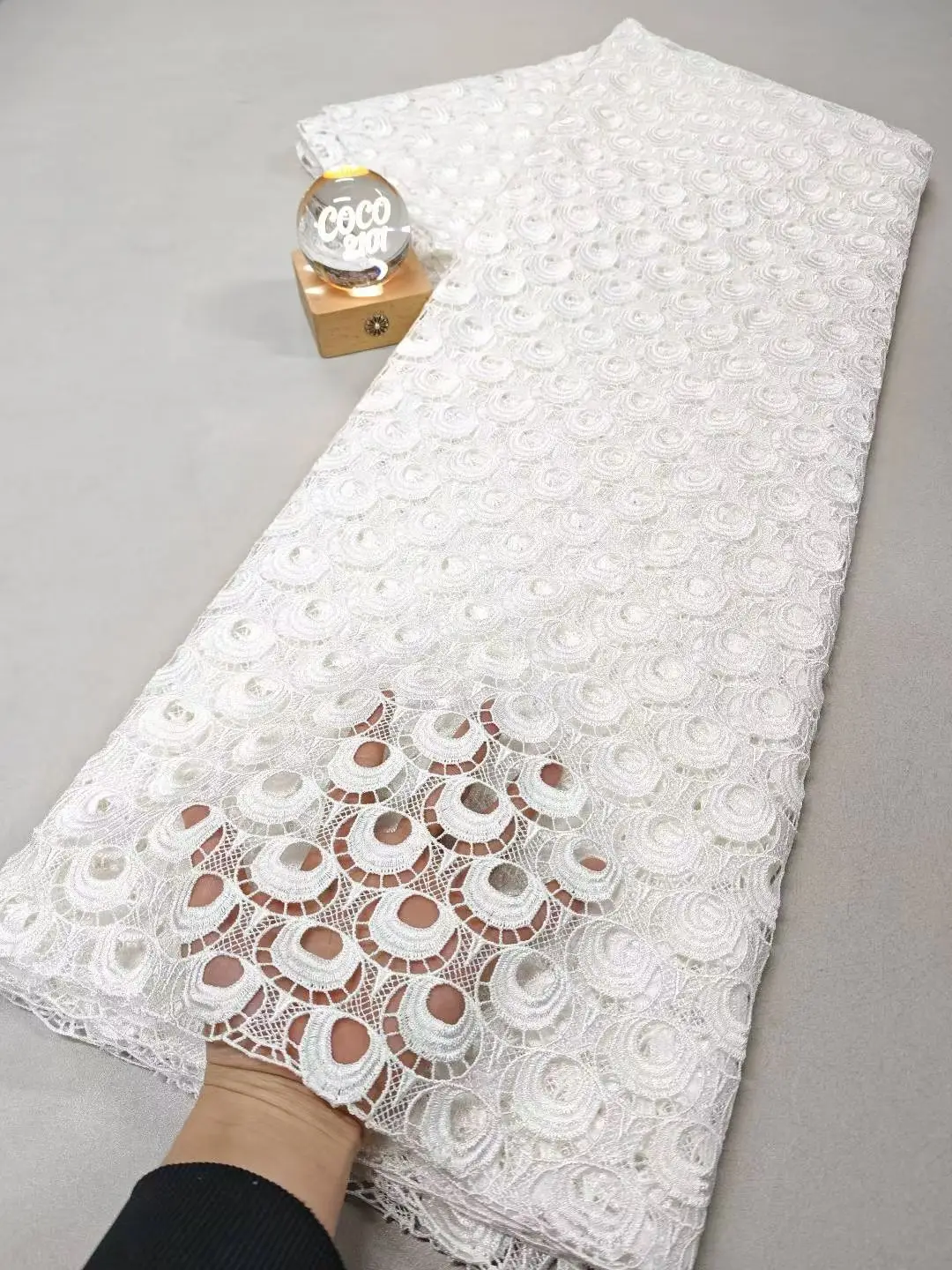 Белое африканское кружево гипюр, ткань 2026, высококачественное нигерийское водорастворимое кружево, 5 ярдов для свадебных платьев M171-1
Белое африканское кружево гипюр, ткань 2026, высококачественное нигерийское водорастворимое кружево, 5 ярдов для свадебных платьев M171-1