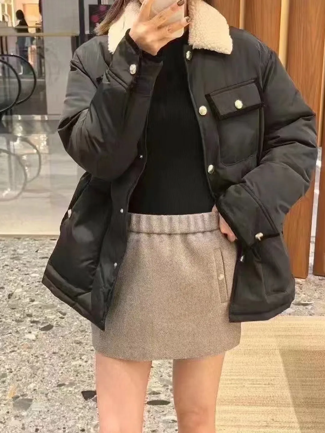 Утепленная длинная хлопковая куртка с воротником из овечьего меха и большими карманами, теплая верхняя одежда для осени и зимы
Утепленная длинная хлопковая куртка с воротником из овечьего меха и большими карманами, теплая верхняя одежда для осени и зимы