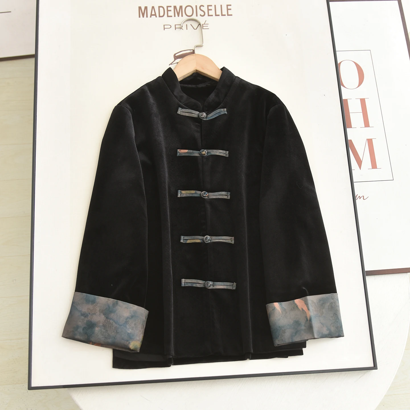 New Chinese Sle Velvet Jaet 2025 Autumn Winter High-End Personali Button Stand Collar Bla Top Women's Loose Fit Long ...
New Chinese Sle Velvet Jaet 2025 Autumn Winter High-End Personali Button Stand Collar Bla Top Women's Loose Fit Long ...