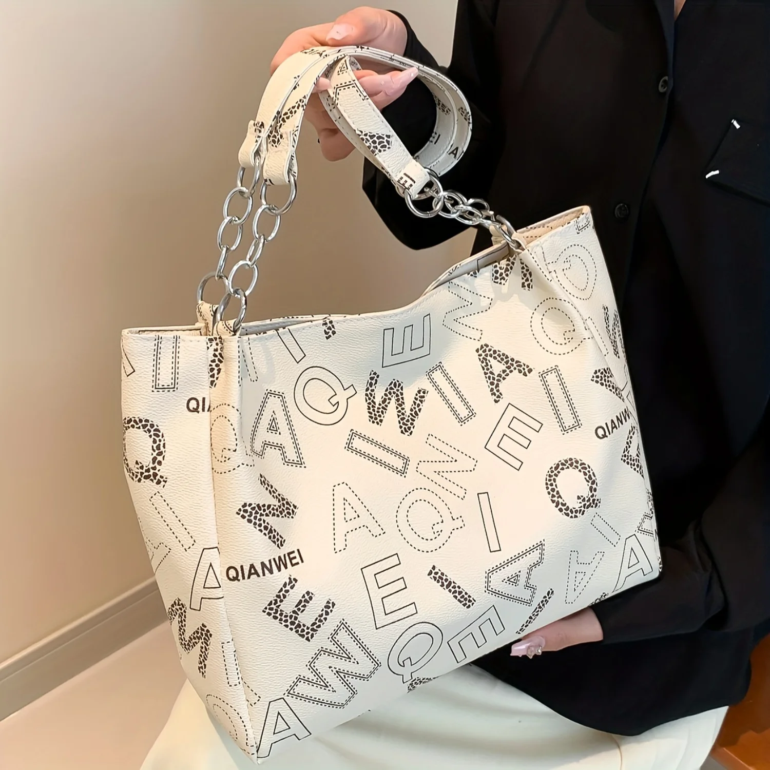 Stylish Women's Vintage Tote Bag with Chain Handle, Perfect for Casual Commutes and Single-Shoulder Carry
Stylish Women's Vintage Tote Bag with Chain Handle, Perfect for Casual Commutes and Single-Shoulder Carry