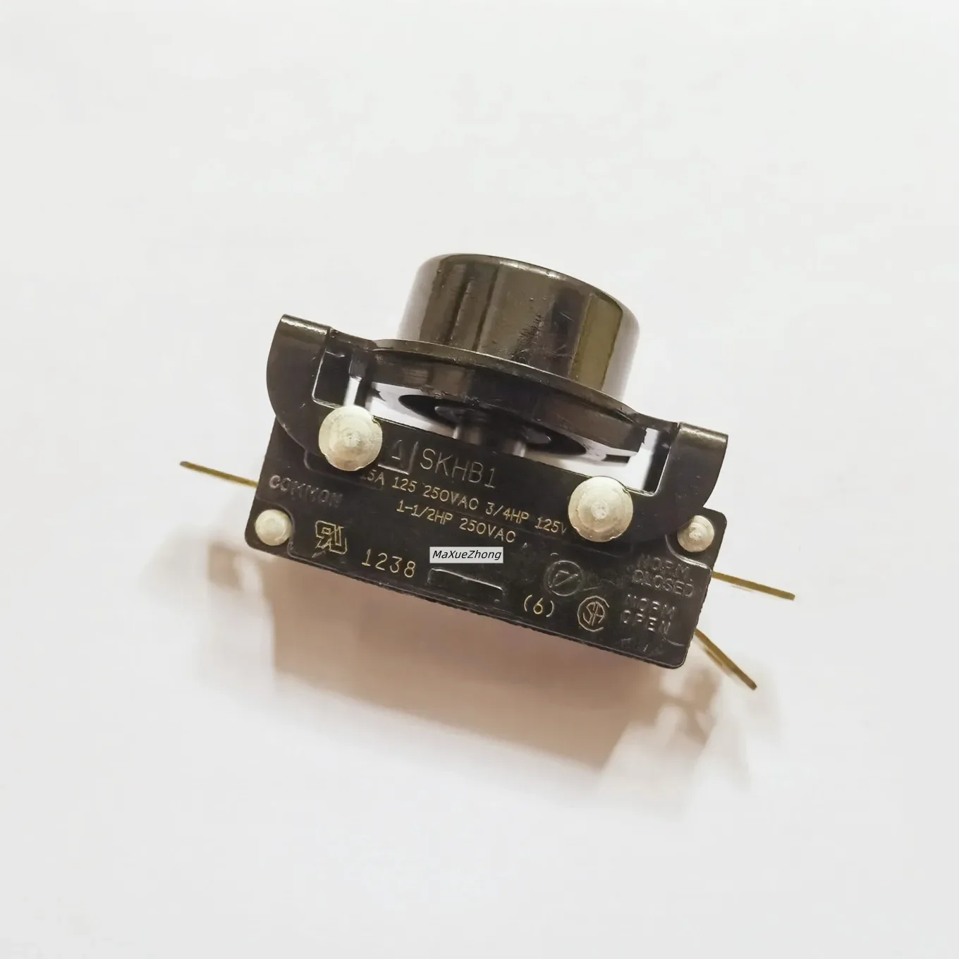 Applicable to SKHB1 micro switch clicks fast button 48 * 16 high 33mm high current 15A250V
Applicable to SKHB1 micro switch clicks fast button 48 * 16 high 33mm high current 15A250V