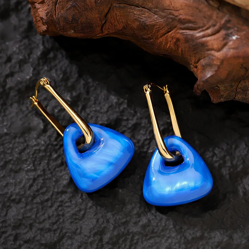 Fashionable, exquisite, fresh and simple Klein blue geometric resin earrings, light luxury and high-end holiday style earrings
Fashionable, exquisite, fresh and simple Klein blue geometric resin earrings, light luxury and high-end holiday style earrings