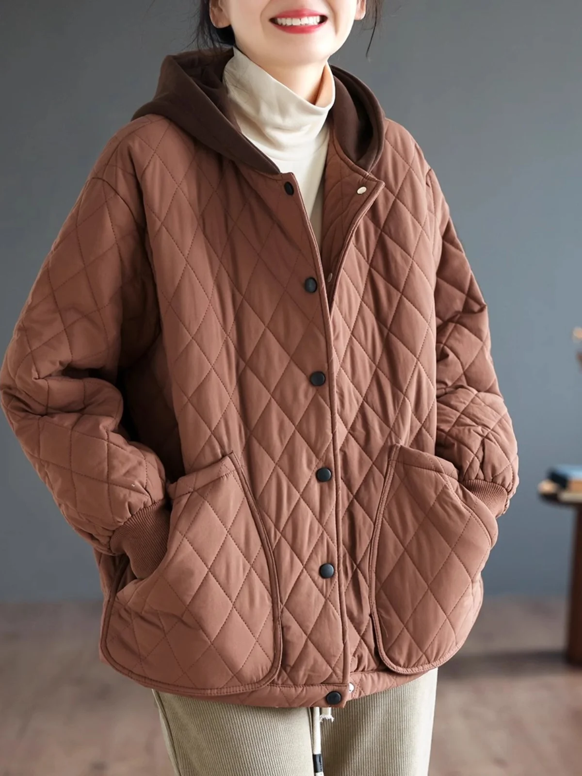 Женская теплая свободная куртка с капюшоном и ромбовидным узором в стиле ретро, легкая пуховая хлопковая куртка, осенне-зимняя модная верхняя одежда
Женская теплая свободная куртка с капюшоном и ромбовидным узором в стиле ретро, легкая пуховая хлопковая куртка, осенне-зимняя модная верхняя одежда