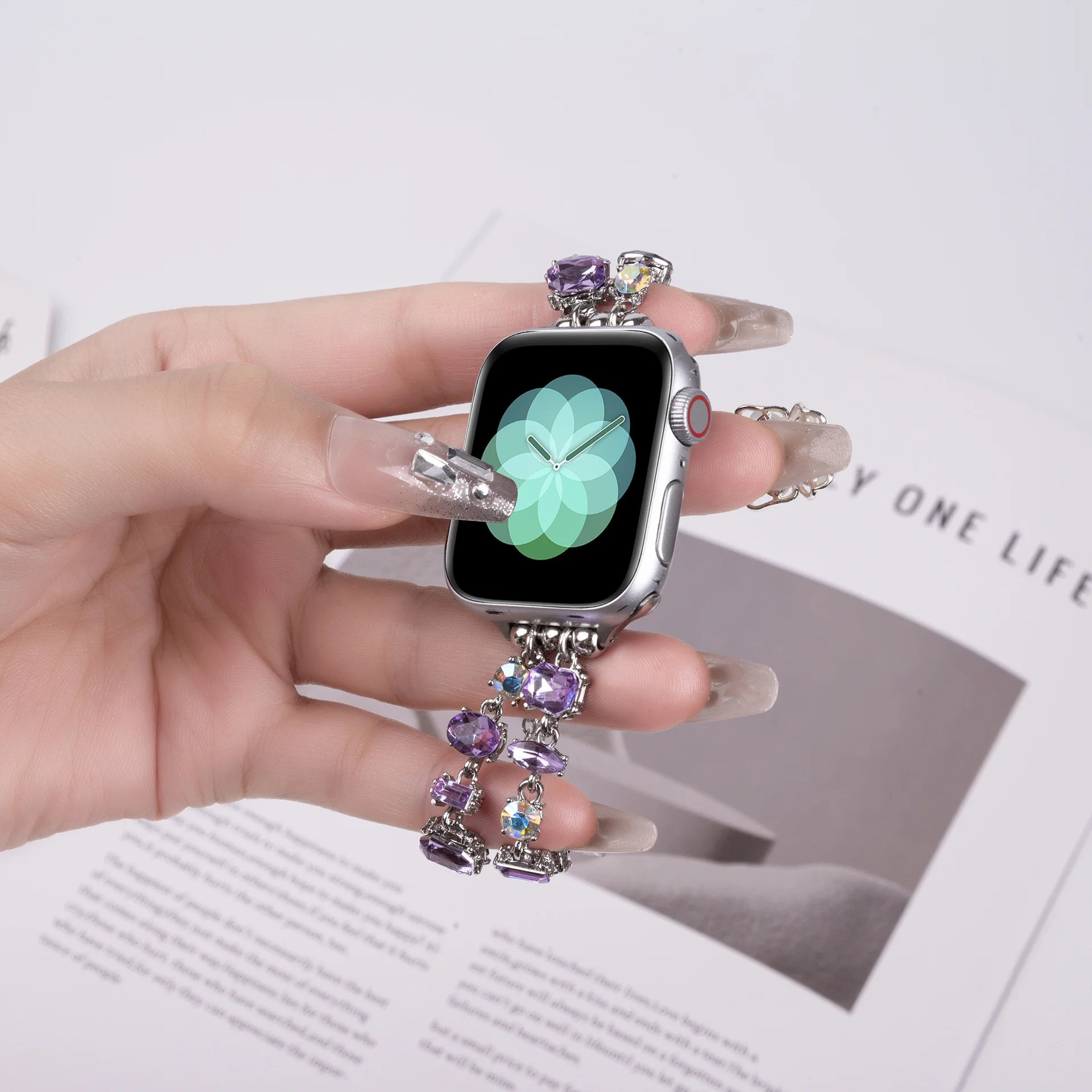 Модный ремешок для часов Apple Watch 9 8 7 6 5 4 3 2 1 Роскошный металлический ремешок со стразами для умных часов с блестящими драгоценными камнями для IWatch
Модный ремешок для часов Apple Watch 9 8 7 6 5 4 3 2 1 Роскошный металлический ремешок со стразами для умных часов с блестящими драгоценными камнями для IWatch