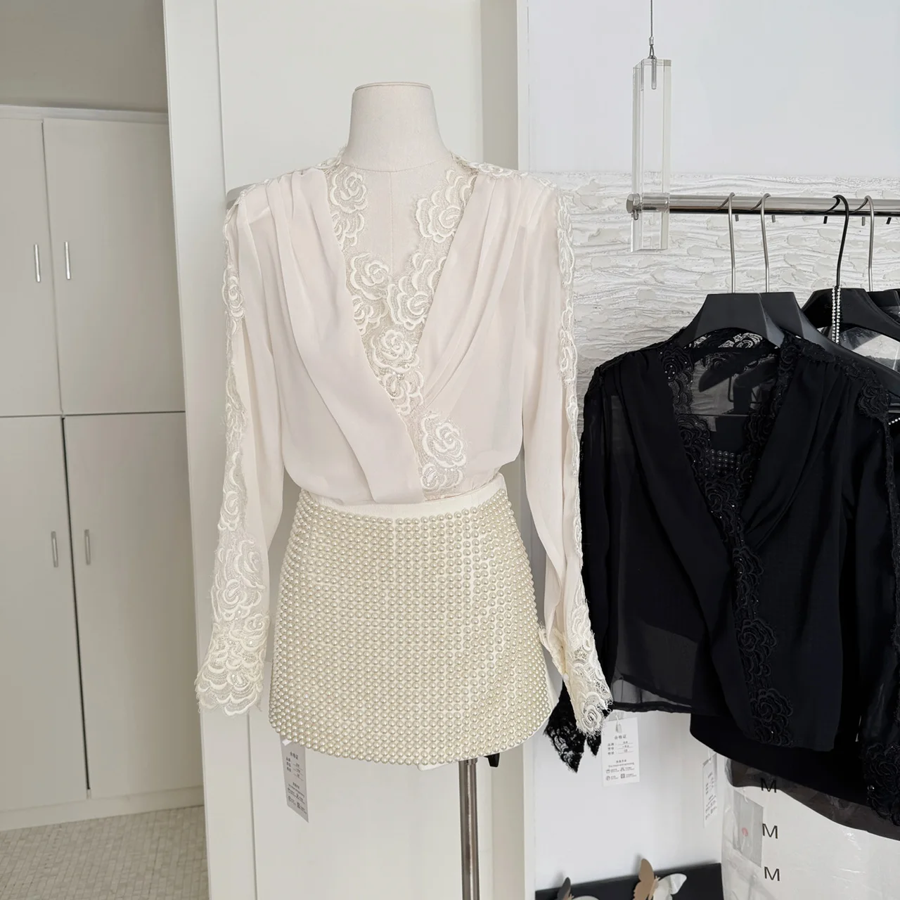 Solid Elegant Two Piece for Women V Neck Long Sleeve Shirt High Wiats Patchwork Pearl Skirt Embroidery Set Female Fashion Shirt
Solid Elegant Two Piece for Women V Neck Long Sleeve Shirt High Wiats Patchwork Pearl Skirt Embroidery Set Female Fashion Shirt