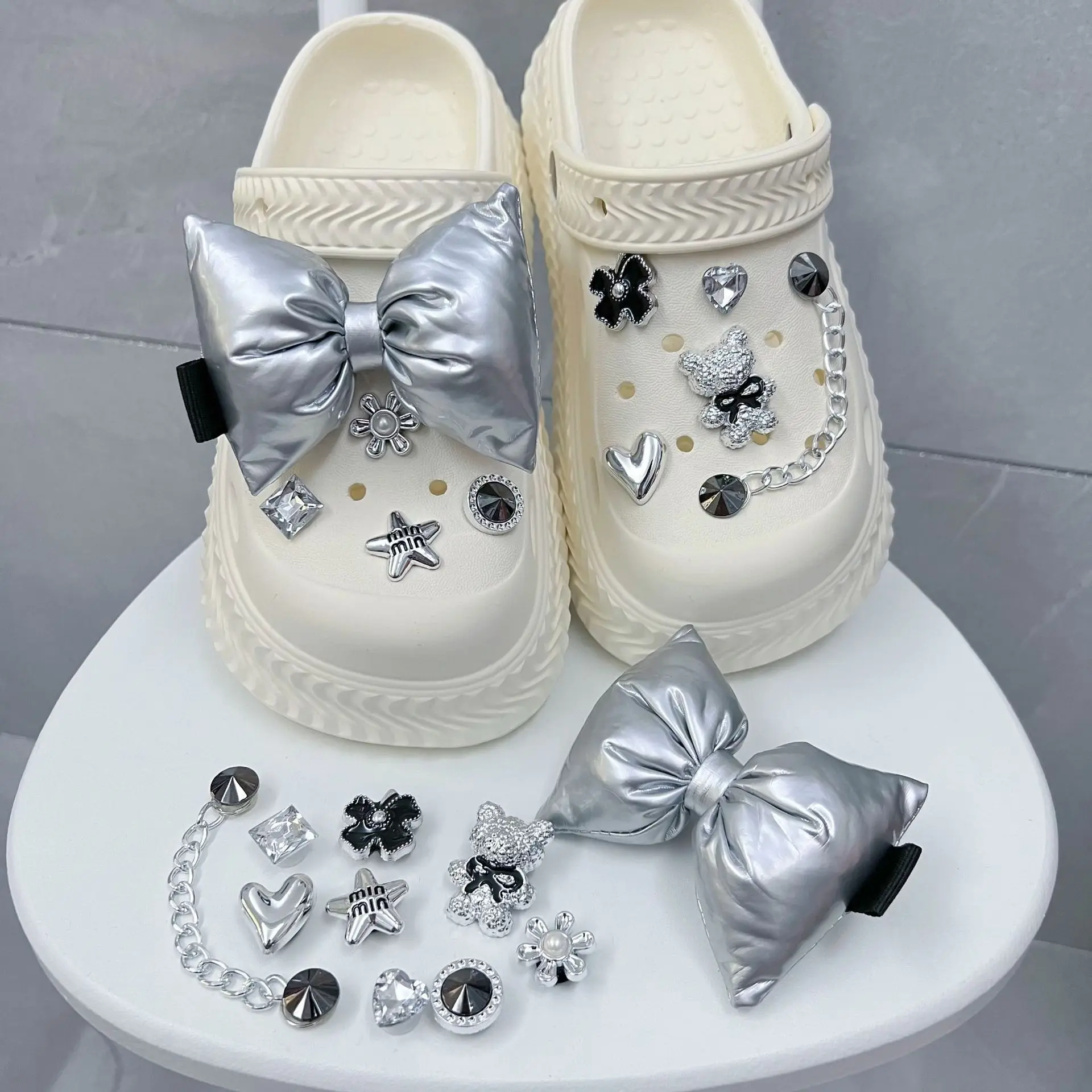 New Girl Bow PVC Charm Shoes Accessories Garden Shoes Wooden Clogs Sandals DIY Decoration Children's Birthday Party Gifts
New Girl Bow PVC Charm Shoes Accessories Garden Shoes Wooden Clogs Sandals DIY Decoration Children's Birthday Party Gifts 
