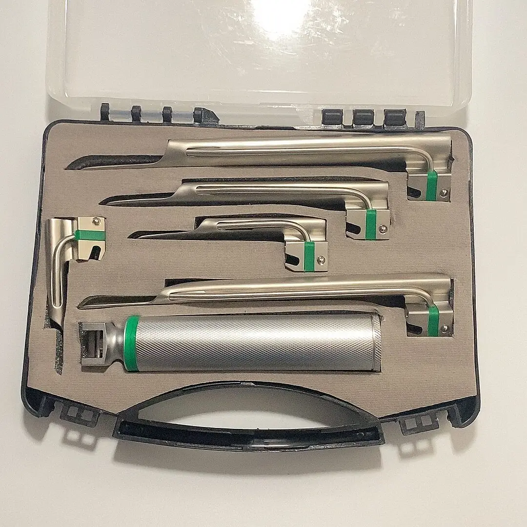 Right opening assisted intubation fiber optic pharyngoscope for cats and dogs and veterinary animals for pet hospitals
Right opening assisted intubation fiber optic pharyngoscope for cats and dogs and veterinary animals for pet hospitals