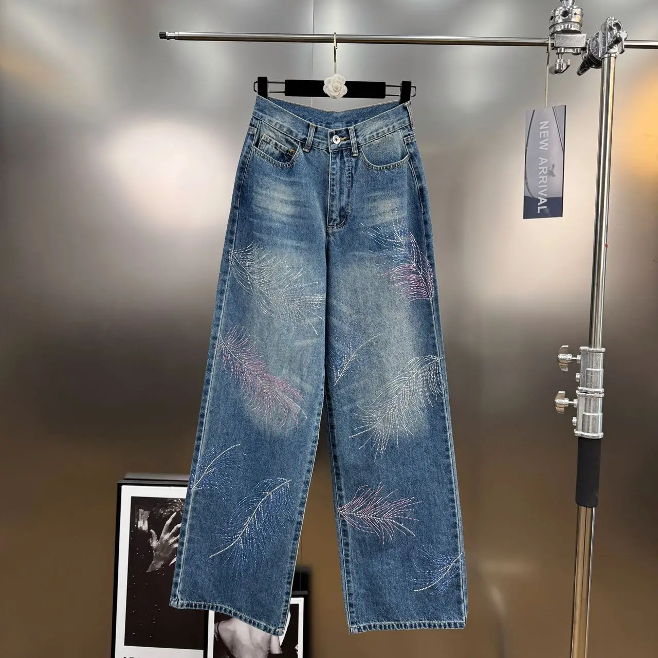 2025 Fall French Vintage Feather Rhinestone Heavy Work Women Jeans Loose Straight Wide Leg 
2025 Fall French Vintage Feather Rhinestone Heavy Work Women Jeans Loose Straight Wide Leg