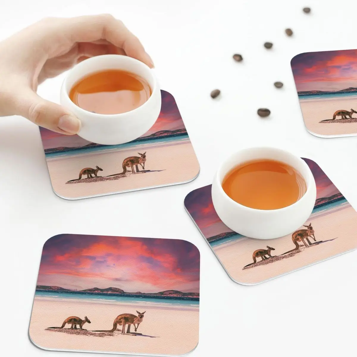 Lucky Bay, Западная Австралия, подставки-кенгуру, кожаные салфетки, водонепроницаемые изоляционные кофейные коврики, кухонные обеденные подушечки, набор из 4 шт.
Lucky Bay, Западная Австралия, подставки-кенгуру, кожаные салфетки, водонепроницаемые изоляционные кофейные коврики, кухонные обеденные подушечки, набор из 4 шт.