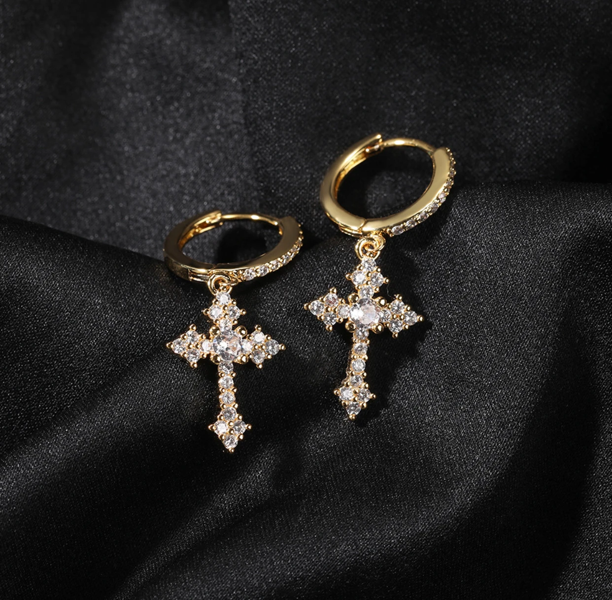 European and American couple luxury simple mini cross earrings hip hop micro-set 5A zirconia men and women's unique fashion
European and American couple luxury simple mini cross earrings hip hop micro-set 5A zirconia men and women's unique fashion