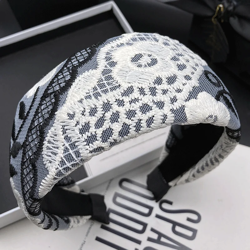 Light luxury and fashionable crochet hair headband for women with a high-end feel, wide edge pressed hair and wash face headband
Light luxury and fashionable crochet hair headband for women with a high-end feel, wide edge pressed hair and wash face headband
