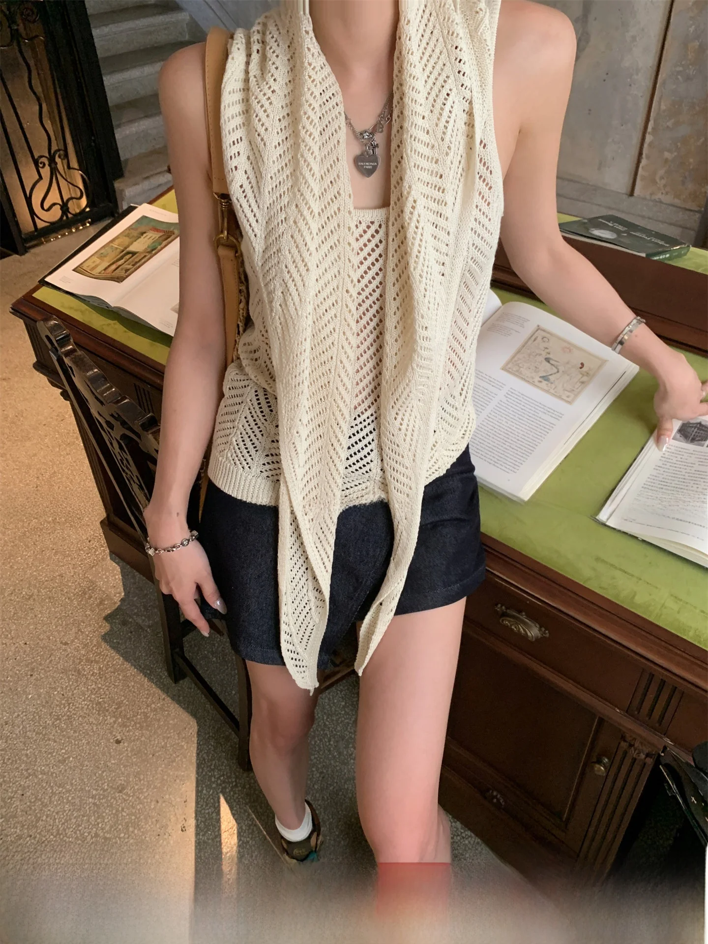 Женский комплект из двух предметов GV Big Brother: жилет с вырезами и шарф, осенний дизайн, модный, для повседневной носки, свободный крой, цельный комплект
Женский комплект из двух предметов GV Big Brother: жилет с вырезами и шарф, осенний дизайн, модный, для повседневной носки, свободный крой, цельный комплект