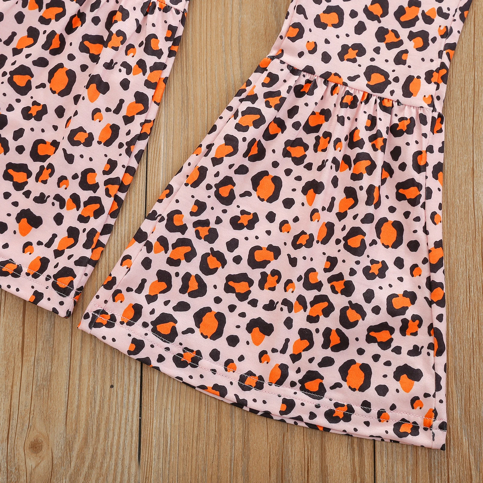 Women s Fashionable Pumpkin Print Short Sleeve T-shirt and Leopard Print Trumpet Long Pants Suit for Girls
Women s Fashionable Pumpkin Print Short Sleeve T-shirt and Leopard Print Trumpet Long Pants Suit for Girls