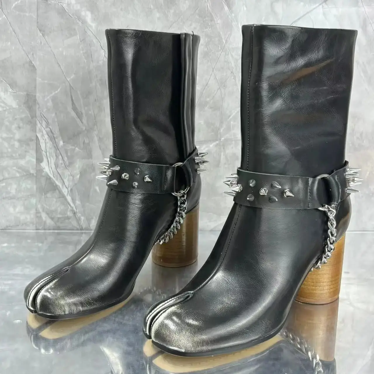Tabi Split Toe Short Boots For Women Metal Rivets Chains Botas Vaqueras Mujer Black Leather Shoes Female Round High Heels Street
Tabi Split Toe Short Boots For Women Metal Rivets Chains Botas Vaqueras Mujer Black Leather Shoes Female Round High Heels Street