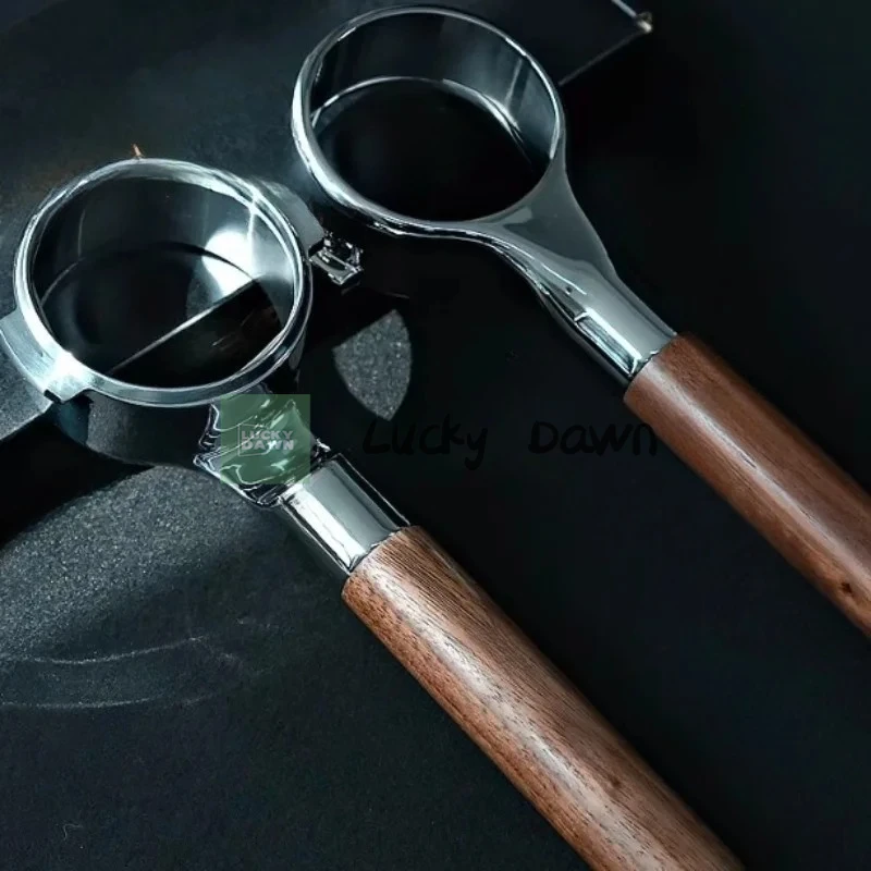 Flat bottomless portafilter handle, made of black walnut, weighs 400 grams, suitable for E61, perfect for mischief.
Flat bottomless portafilter handle, made of black walnut, weighs 400 grams, suitable for E61, perfect for mischief.