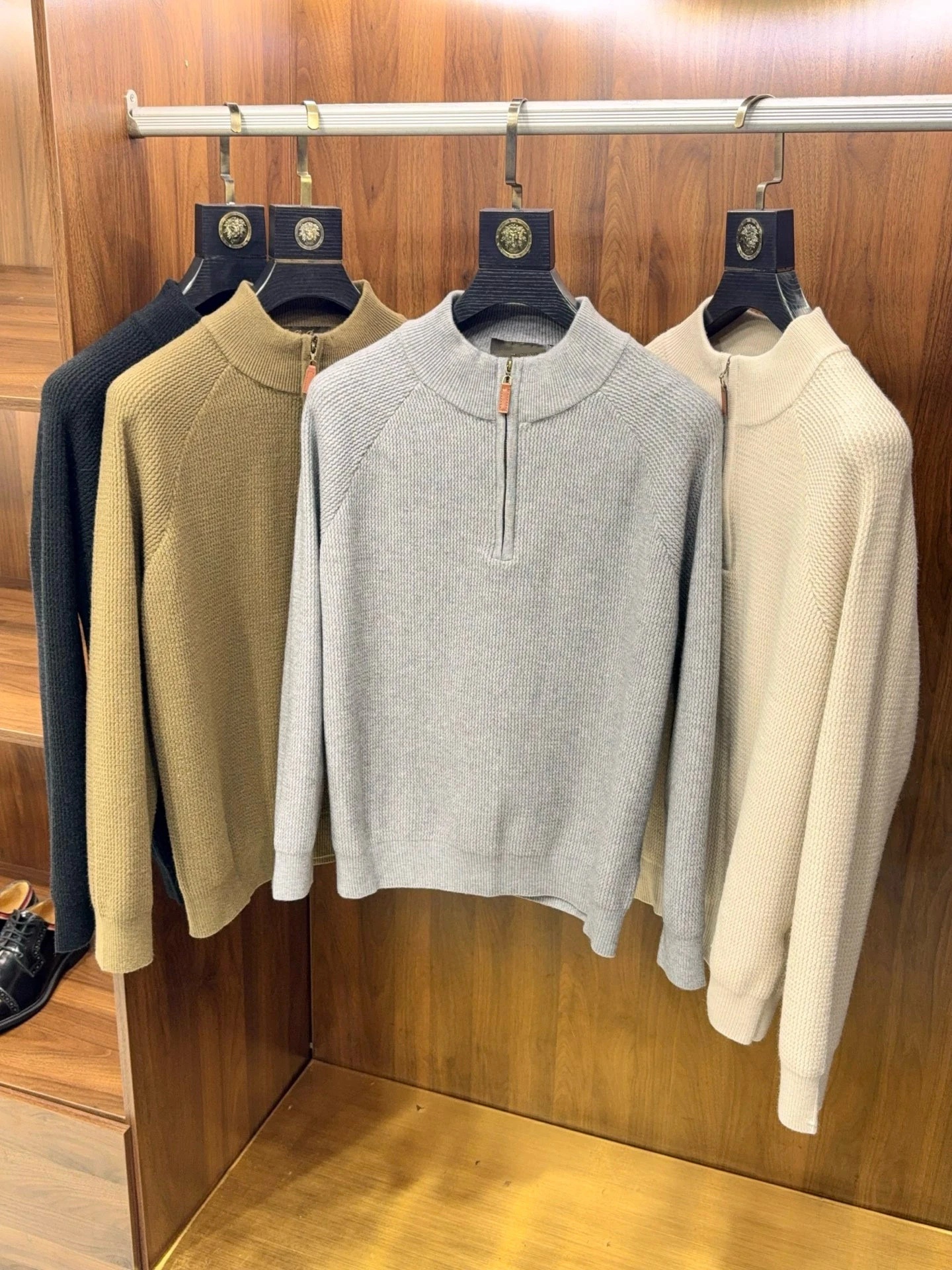 Italian LP semi-zipper wool-blend men's casual knitted sweater
Italian LP semi-zipper wool-blend men's casual knitted sweater