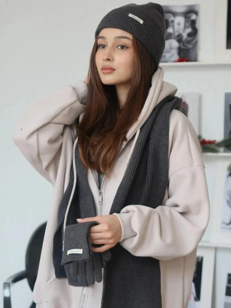 Женская зимняя вязаная шапка, шарф, перчатки, комплект из 3 предметов, бордовые мягкие повседневные теплые уличные перчатки с сенсорным экраном, удобные аксессуары
Женская зимняя вязаная шапка, шарф, перчатки, комплект из 3 предметов, бордовые мягкие повседневные теплые уличные перчатки с сенсорным экраном, удобные аксессуары