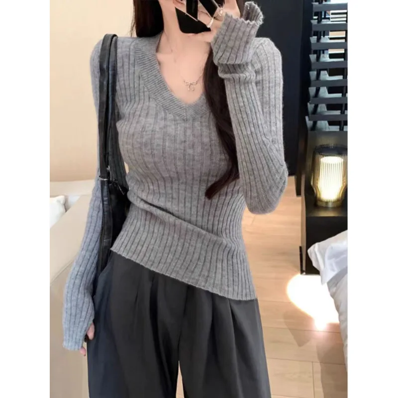 Gray Knitted Long Sleeve V-Neck Loose Waist Top Comfortable Casual Loose Base Layer Fit Sweater for Women Autumn Wear
Gray Knitted Long Sleeve V-Neck Loose Waist Top Comfortable Casual Loose Base Layer Fit Sweater for Women Autumn Wear