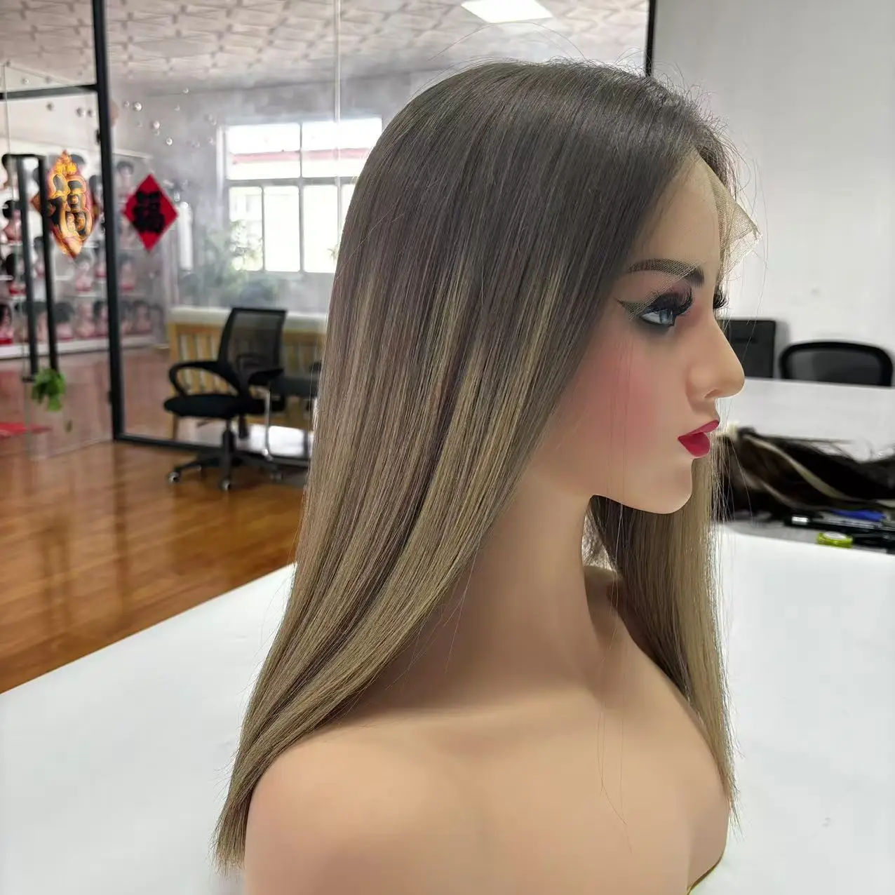 Парик из необработанных человеческих волос высшего качества с прозрачным кружевным верхом и коричневыми балаяжными бликами, еврейская кошерная, без слоя, невидимые узлы
Парик из необработанных человеческих волос высшего качества с прозрачным кружевным верхом и коричневыми балаяжными бликами, еврейская кошерная, без слоя, невидимые узлы