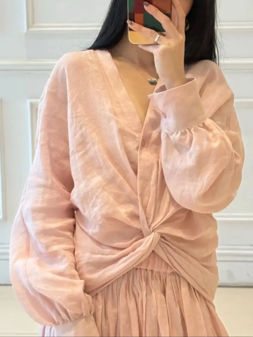 Женская блузка из смесовой ткани с V-образным вырезом, длинными рукавами и завязками на талии, свободного кроя
Женская блузка из смесовой ткани с V-образным вырезом, длинными рукавами и завязками на талии, свободного кроя