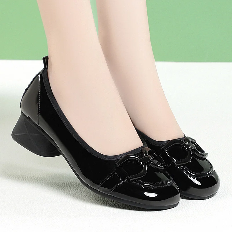 New Spring Autumn Round Head Shallow Mouth Patent Leather Shoes Comfort Soft Wear Cow Tendon Sole Low Heel Single Shoes
New Spring Autumn Round Head Shallow Mouth Patent Leather Shoes Comfort Soft Wear Cow Tendon Sole Low Heel Single Shoes