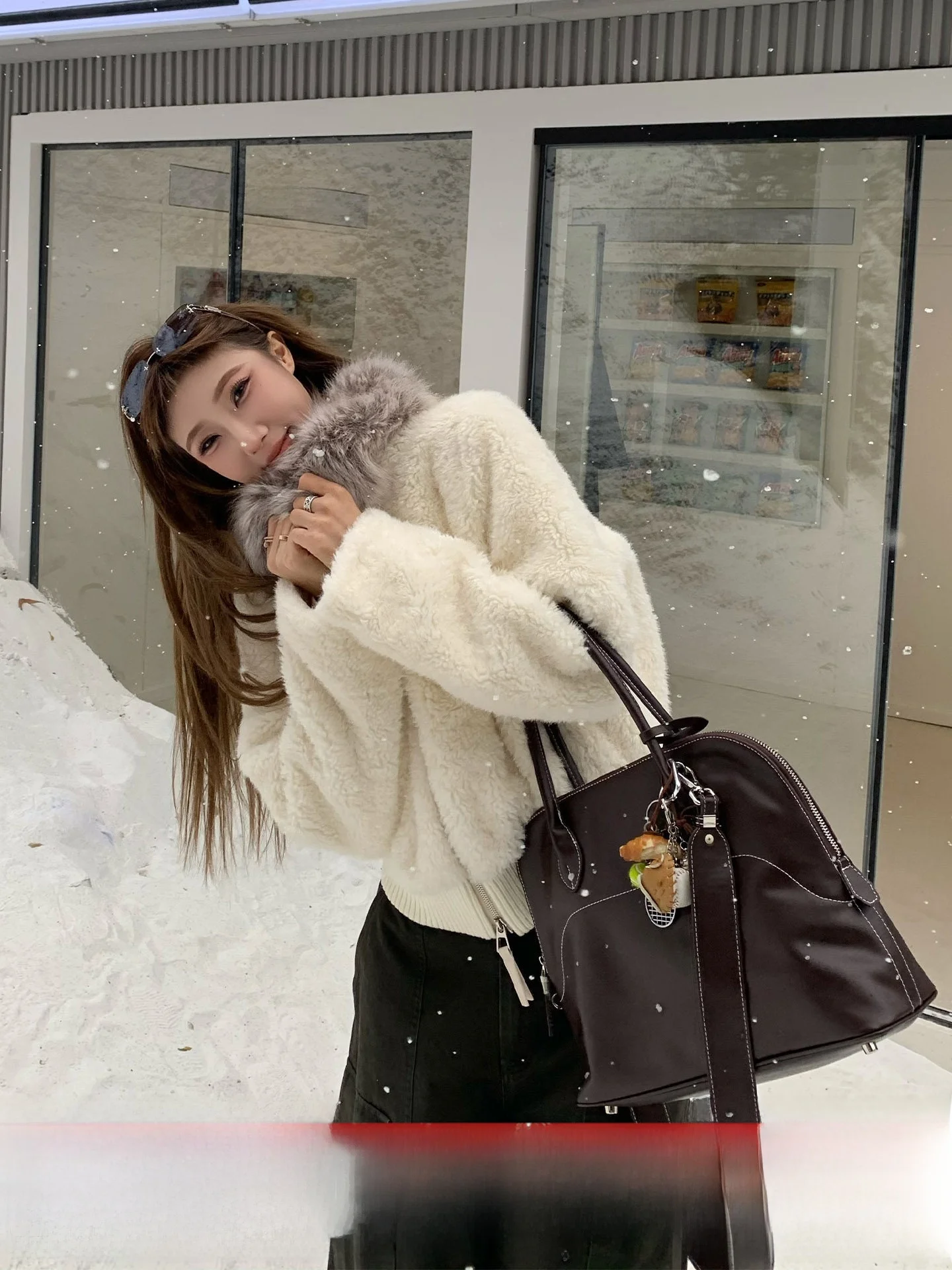 Мягкое теплое пальто из искусственного меха под овчину для женщин, зимнее, с пушистым воротником, в корейском стиле, из полиэфирного волокна, с длинными рукавами, свободного кроя, повседневное
Мягкое теплое пальто из искусственного меха под овчину для женщин, зимнее, с пушистым воротником, в корейском стиле, из полиэфирного волокна, с длинными рукавами, свободного кроя, повседневное