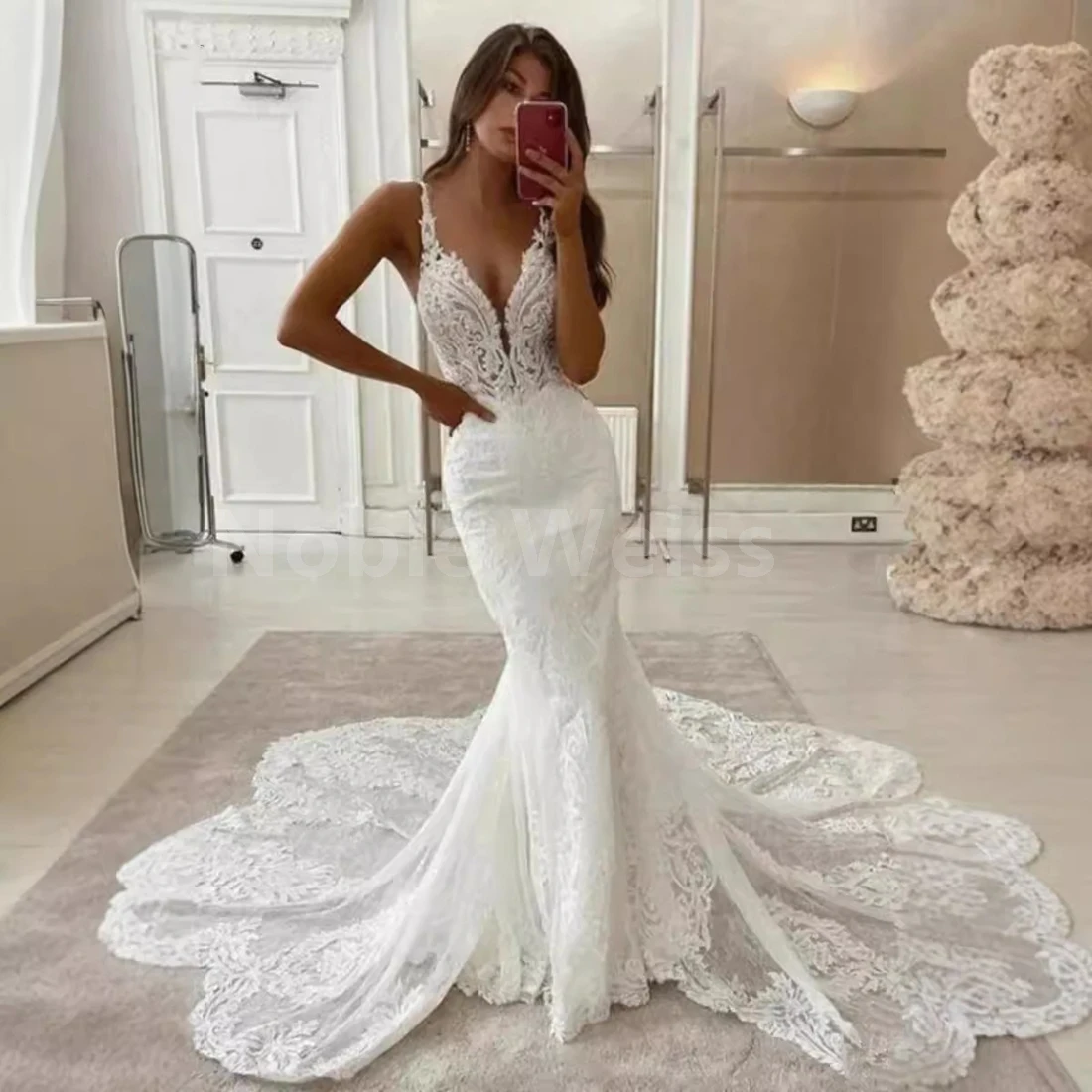 Elegant Backless Lace Wedding Dress with Court Train for Bride customized
Elegant Backless Lace Wedding Dress with Court Train for Bride customized