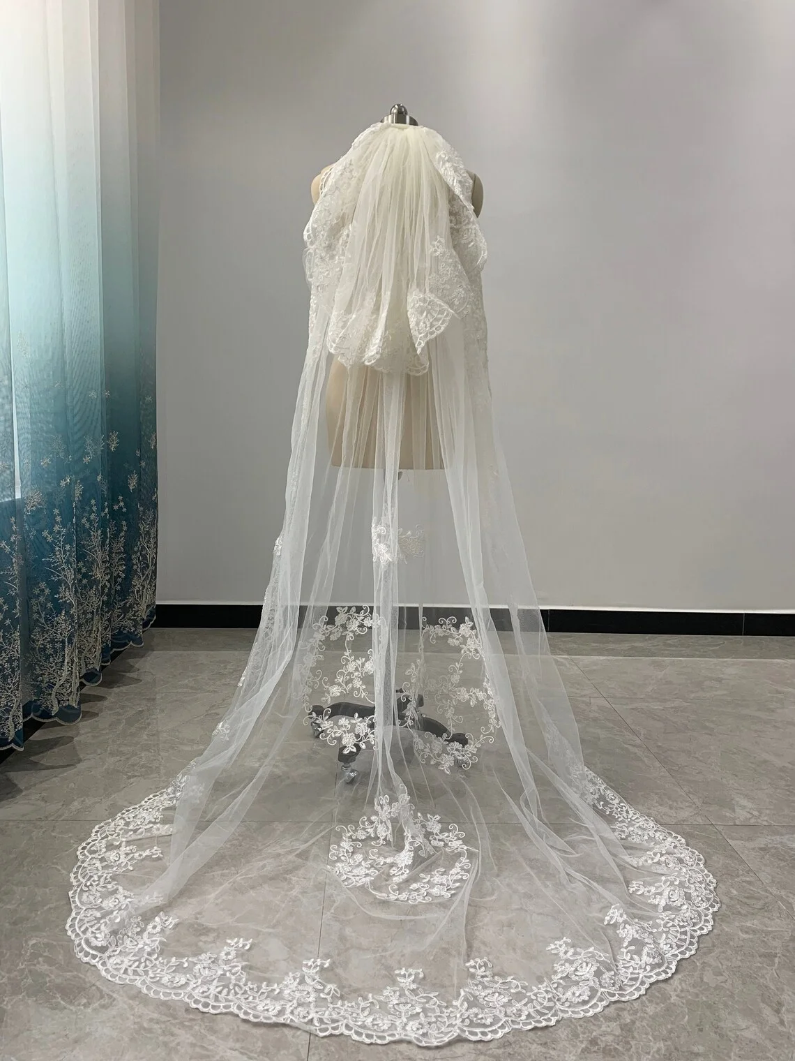 White Ivory 3m 4m 5m Two Layer Wedding Veil With Comb Lace Edge Bridal Veils Appliqued Cathedral Wedding Accessorie Veu Velo
White Ivory 3m 4m 5m Two Layer Wedding Veil With Comb Lace Edge Bridal Veils Appliqued Cathedral Wedding Accessorie Veu Velo